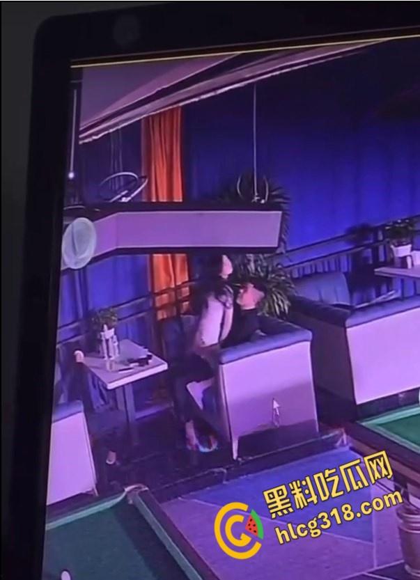重庆一台球厅监控视频流出, 一男一女饥渴难耐,公然调情露乳,沙发掀裙激情女上!-3