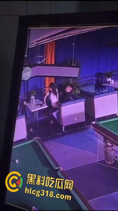 重庆一台球厅监控视频流出, 一男一女饥渴难耐,公然调情露乳,沙发掀裙激情女上!-6