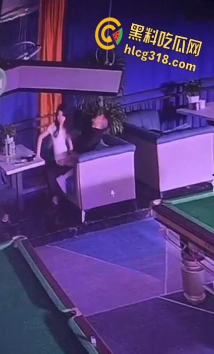 重庆一台球厅监控视频流出, 一男一女饥渴难耐,公然调情露乳,沙发掀裙激情女上!-7