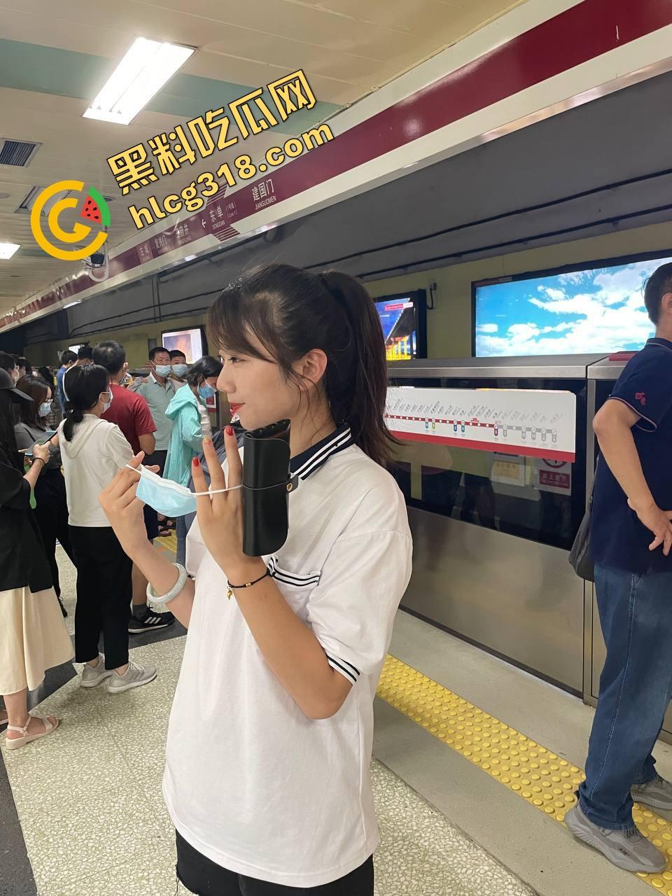 西安培华学院『赵露媛』火车上撕烂牛仔裤被爆操，女大坐车出游直接坐上男友鸡巴，全程自拍记录高潮表情！-1