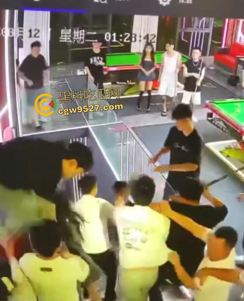 云南台球室血腥斗殴！黑衣男怒召兄弟暴揍一人，台球杆打头断裂，老板说打坏你们五五分！-2