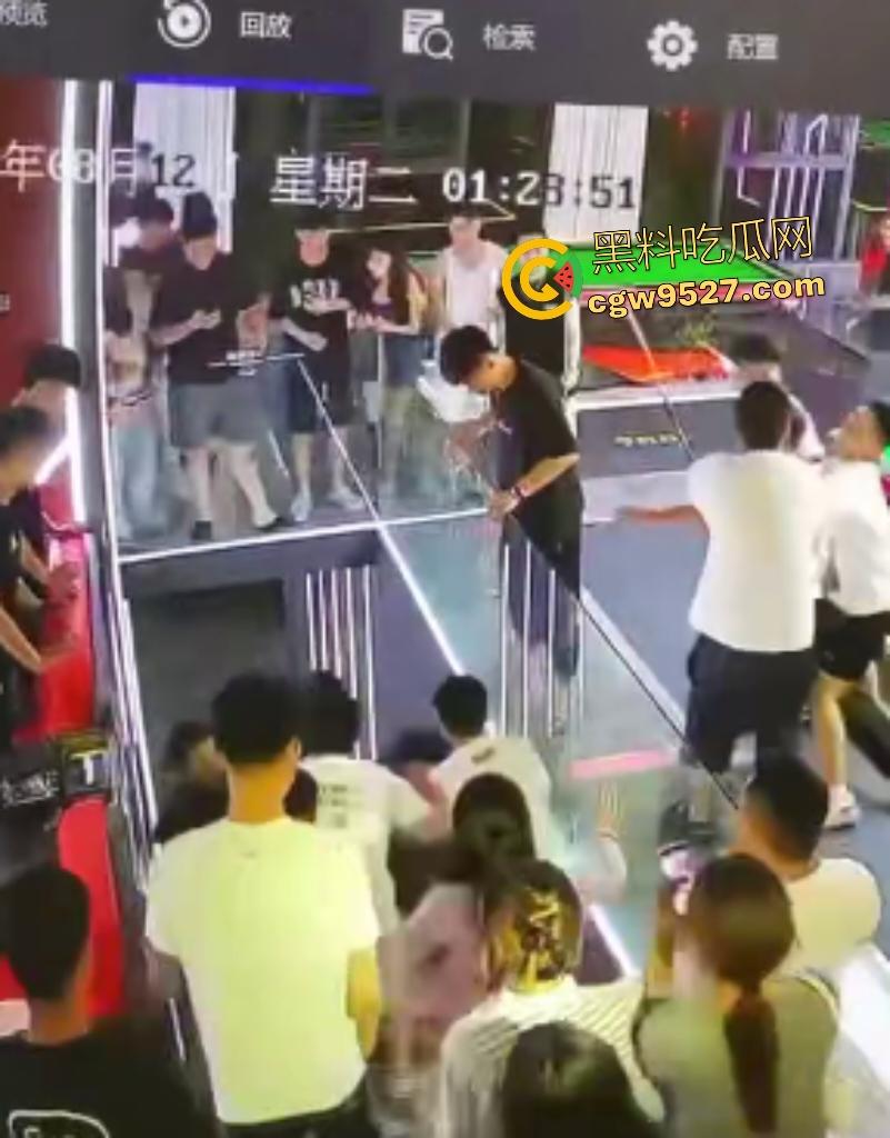 云南台球室血腥斗殴！黑衣男怒召兄弟暴揍一人，台球杆打头断裂，老板说打坏你们五五分！-5