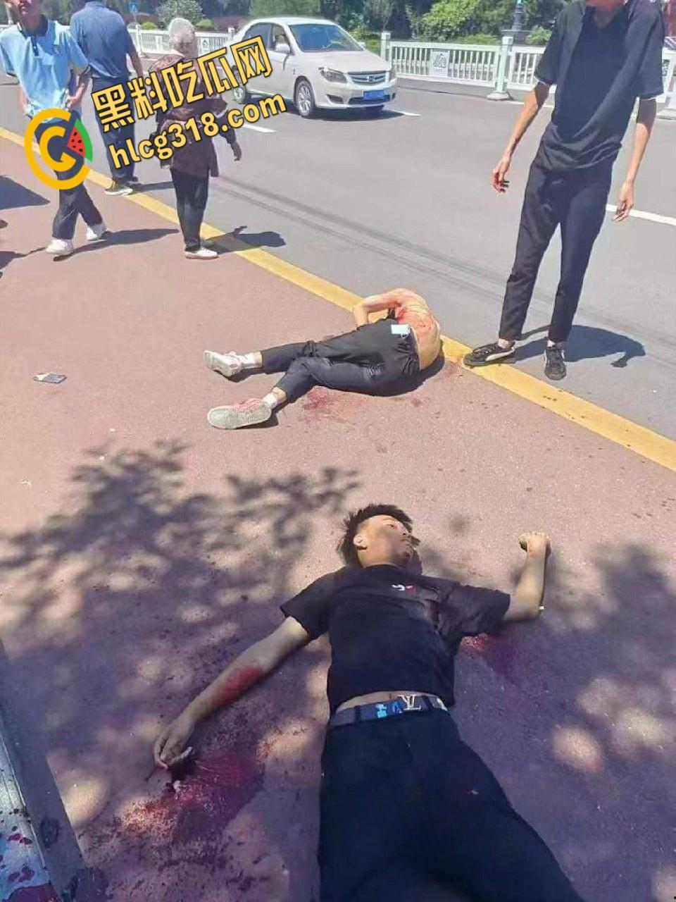 甘肃平凉五中高三学生，街头火拼刀战，社会小混混一个打五个，1死1伤3逃战绩可查！-4