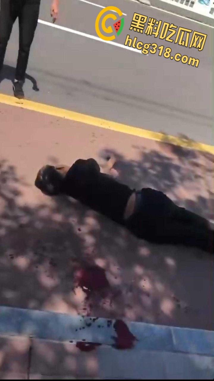 甘肃平凉五中高三学生，街头火拼刀战，社会小混混一个打五个，1死1伤3逃战绩可查！-5