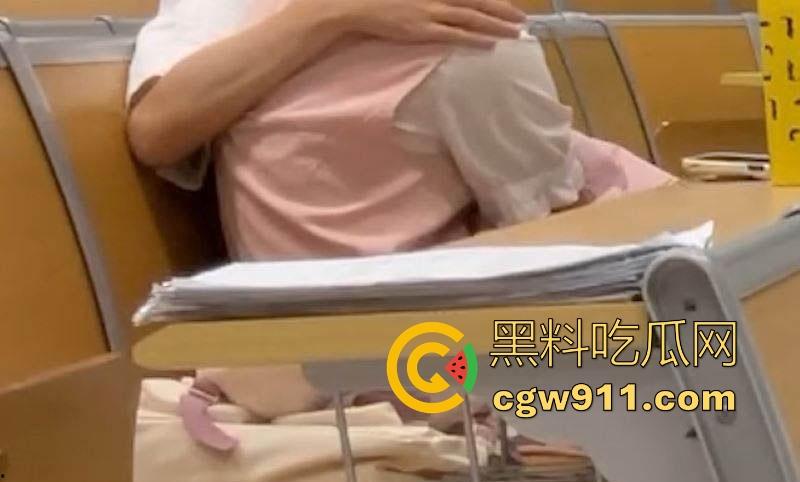 华南理工大学反差情侣私密视频曝光，前有阶梯教室导管小手撸硬，后有床上后入猛插，年轻就是好！-2