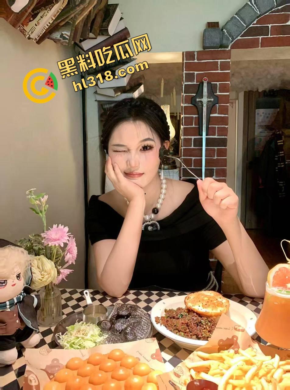 女友出差我带她闺蜜回家,小骚逼喝多还玩手机不让操,直接撕开内裤无套硬上,一插进去立马变乖了!-2