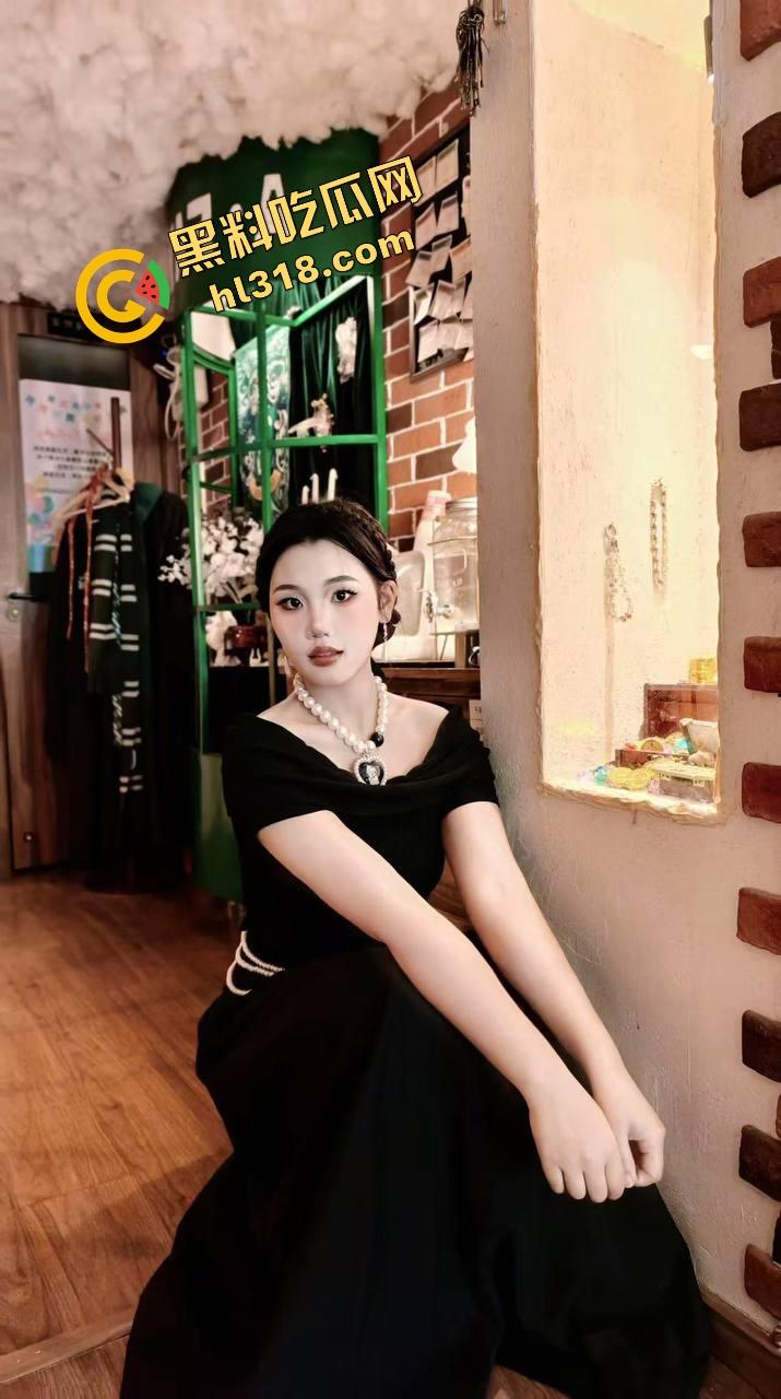 女友出差我带她闺蜜回家,小骚逼喝多还玩手机不让操,直接撕开内裤无套硬上,一插进去立马变乖了!-3