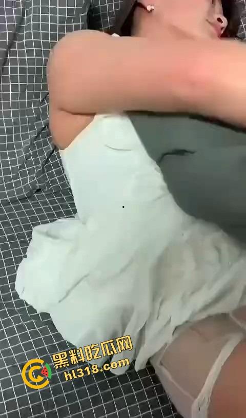 女友出差我带她闺蜜回家,小骚逼喝多还玩手机不让操,直接撕开内裤无套硬上,一插进去立马变乖了!-5