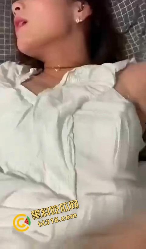 女友出差我带她闺蜜回家,小骚逼喝多还玩手机不让操,直接撕开内裤无套硬上,一插进去立马变乖了!-8