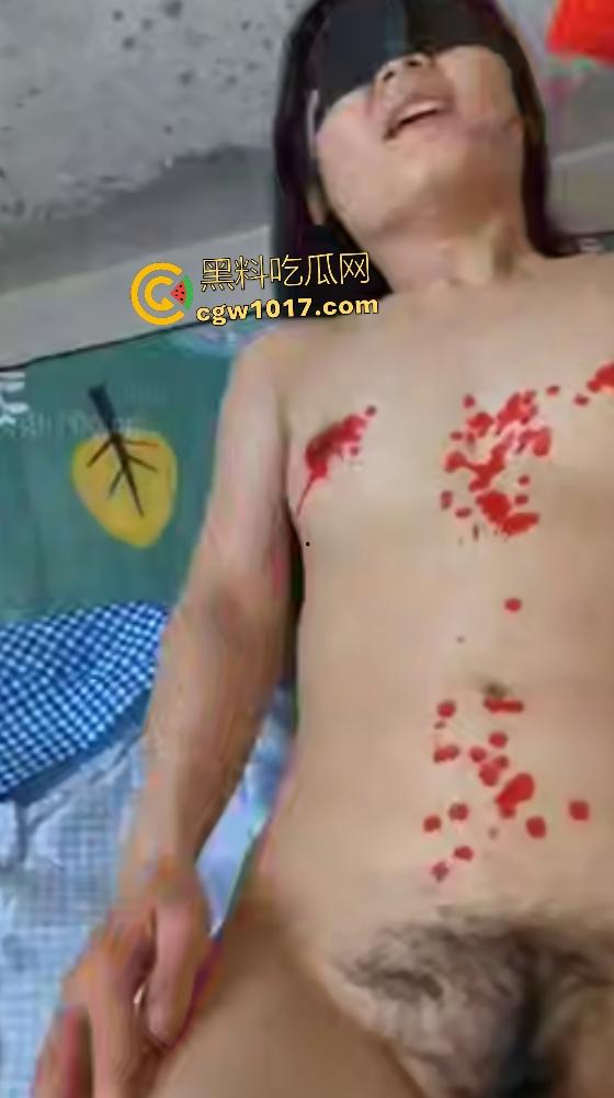 海角社区侄子在婚房狂操装修工婶婶，老女人求虐被蜡烛滴B上，侄子射精后鸡巴直接软，这么老还玩这么花？-4