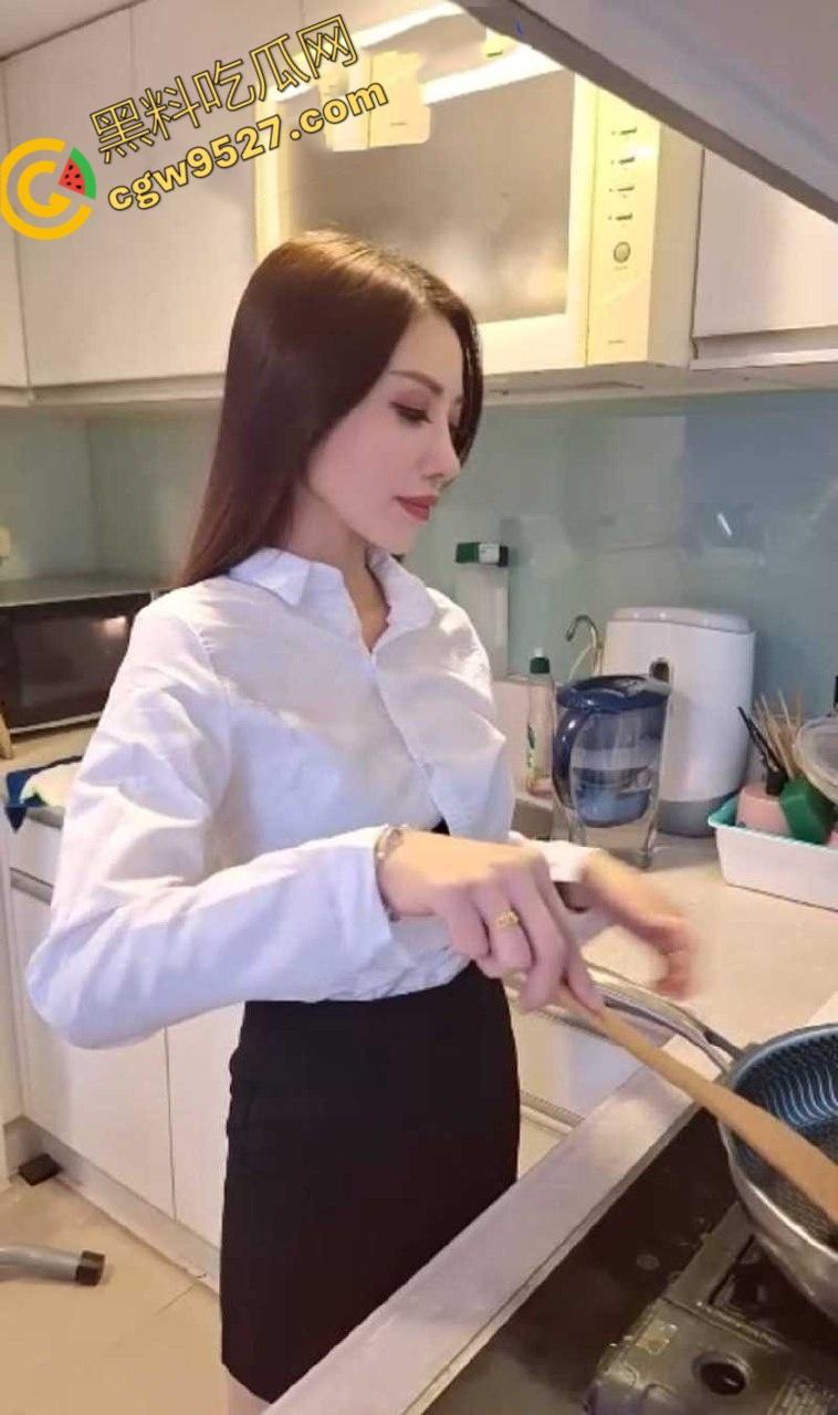 江苏新婚夫妻激情不断！洗漱间疯狂做爱自拍泄密，巨乳翘臀被后入爆操，画面堪比岛国大片-1