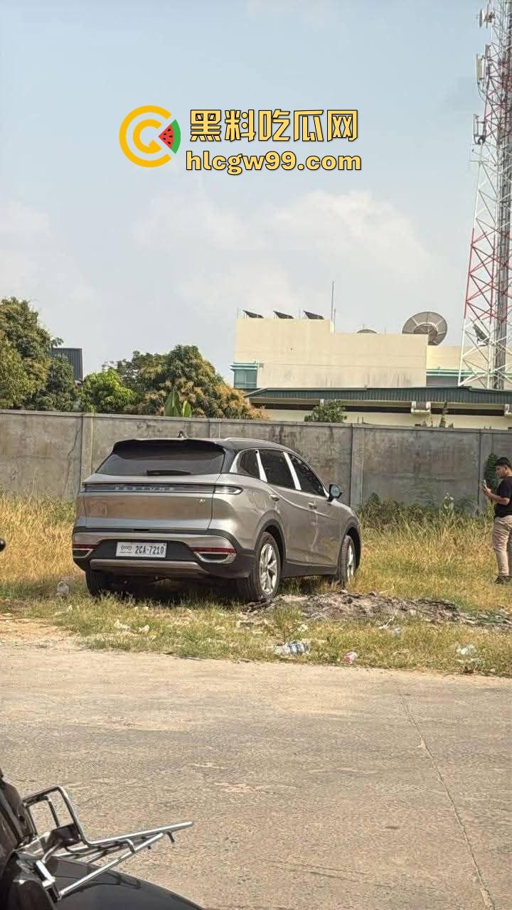 海外大事件！手枪威胁不管用，后面紧急调AK兄弟出来镇场面？柬埔寨还真乱，亡命之徒也真不怕死。-2