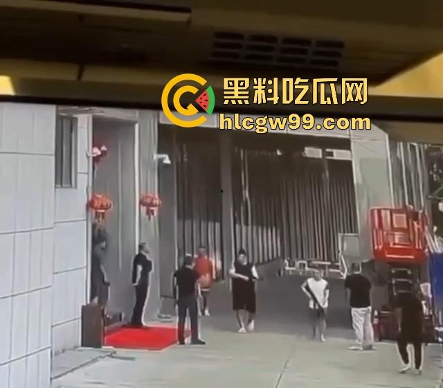 海外大事件！手枪威胁不管用，后面紧急调AK兄弟出来镇场面？柬埔寨还真乱，亡命之徒也真不怕死。-11