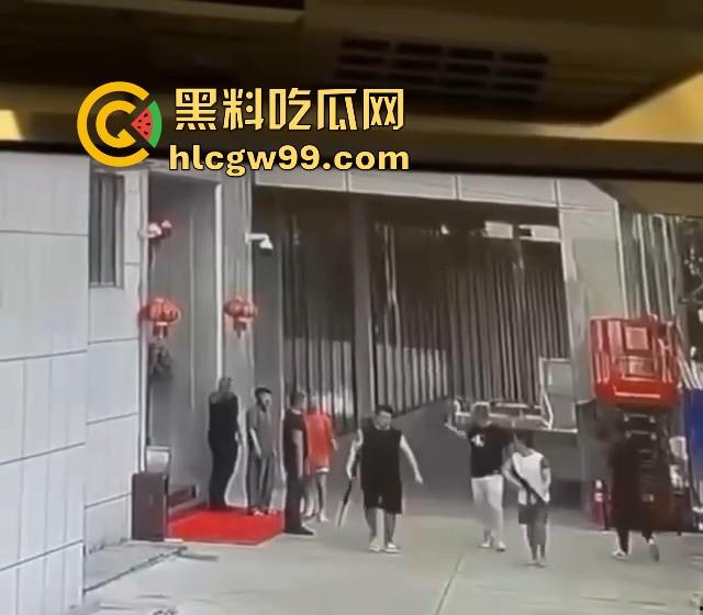 海外大事件！手枪威胁不管用，后面紧急调AK兄弟出来镇场面？柬埔寨还真乱，亡命之徒也真不怕死。-12