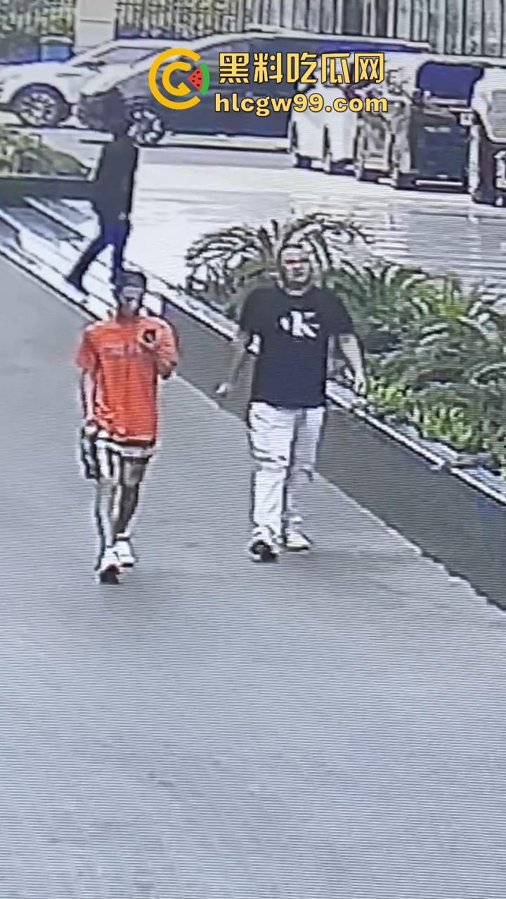 海外大事件！手枪威胁不管用，后面紧急调AK兄弟出来镇场面？柬埔寨还真乱，亡命之徒也真不怕死。-13