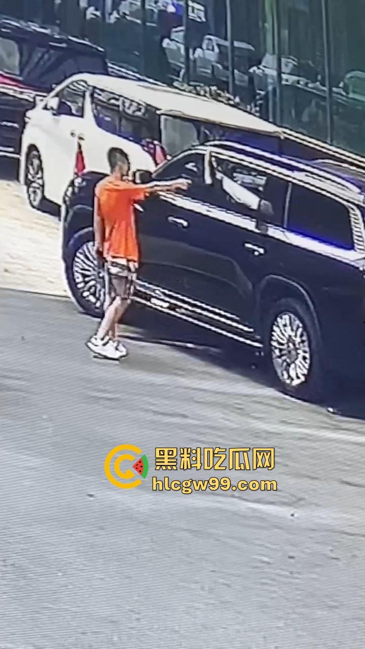 海外大事件！手枪威胁不管用，后面紧急调AK兄弟出来镇场面？柬埔寨还真乱，亡命之徒也真不怕死。-15