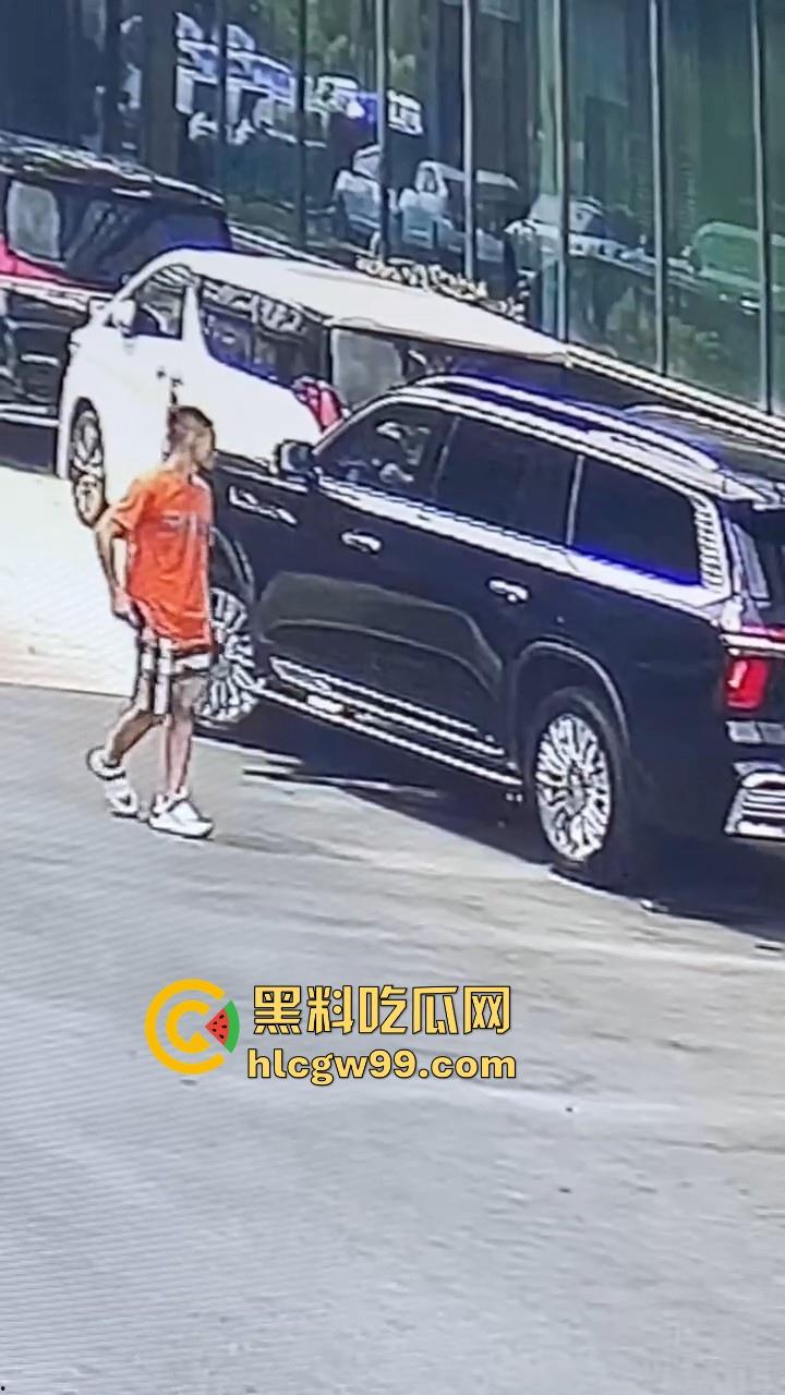 海外大事件！手枪威胁不管用，后面紧急调AK兄弟出来镇场面？柬埔寨还真乱，亡命之徒也真不怕死。-16