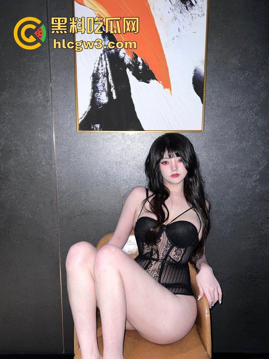 推特福利姬【翘翘】大尺度私拍流出 大长腿炮架子骚到炸，公园学狗撒尿，真是特么不要脸！-5