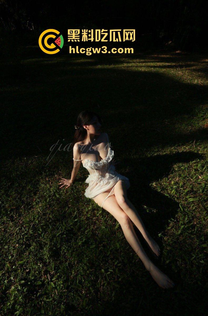 推特福利姬【翘翘】大尺度私拍流出 大长腿炮架子骚到炸，公园学狗撒尿，真是特么不要脸！-16