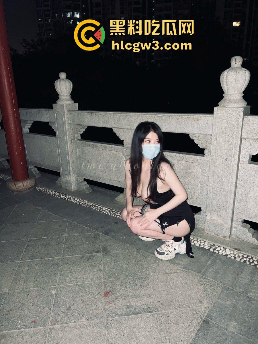 推特福利姬【翘翘】大尺度私拍流出 大长腿炮架子骚到炸，公园学狗撒尿，真是特么不要脸！-17