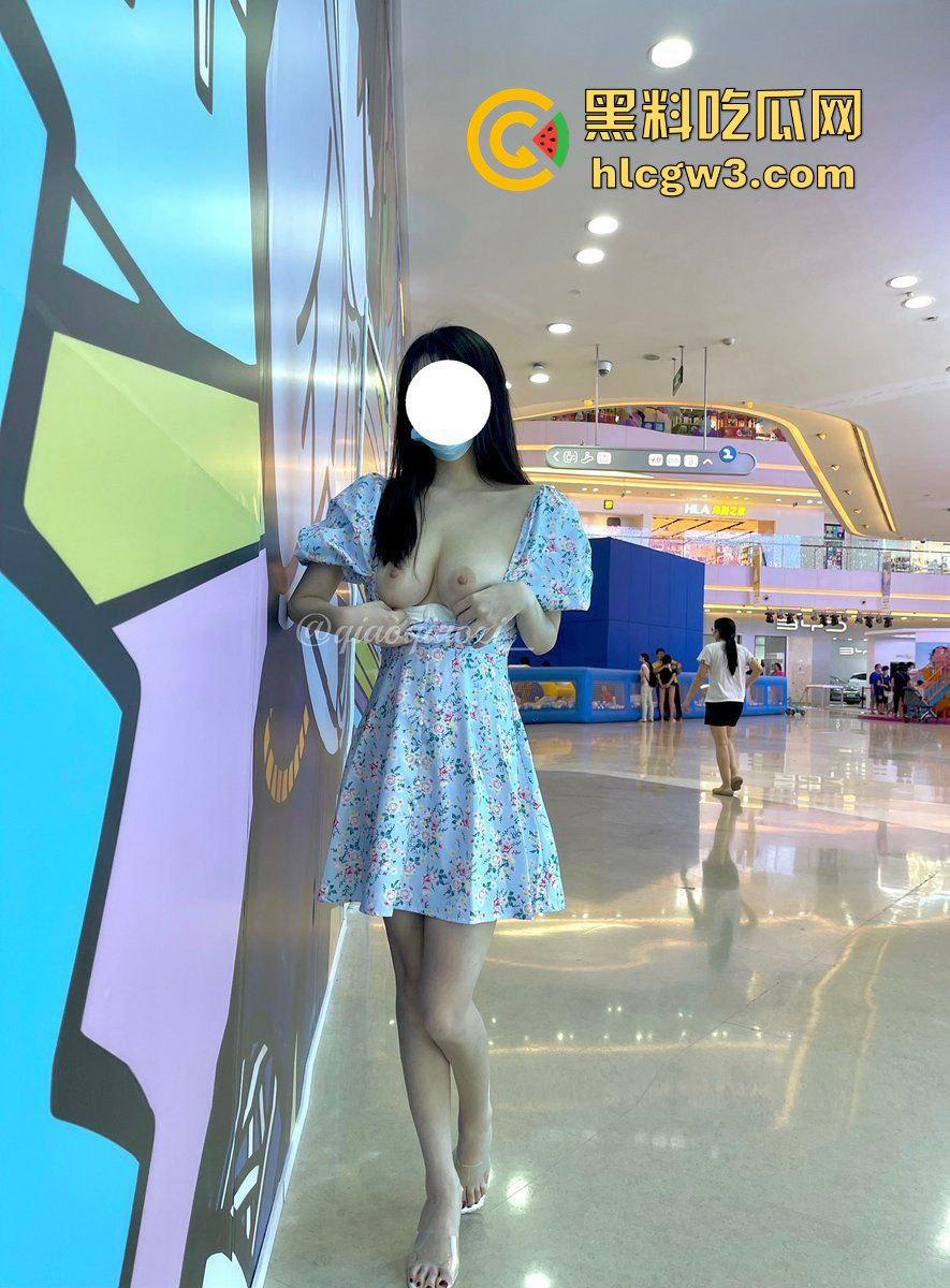 推特福利姬【翘翘】大尺度私拍流出 大长腿炮架子骚到炸，公园学狗撒尿，真是特么不要脸！-26