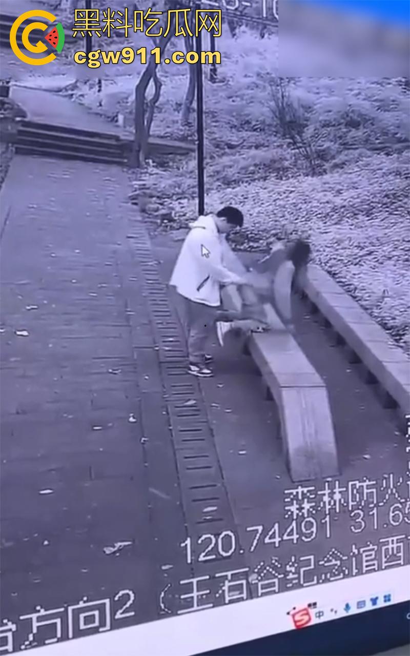 户外野战竟被森林监控拍下,常熟虞山森林防火指挥中心,大屏上演活春宫,这偷情真会找地方啊!-6