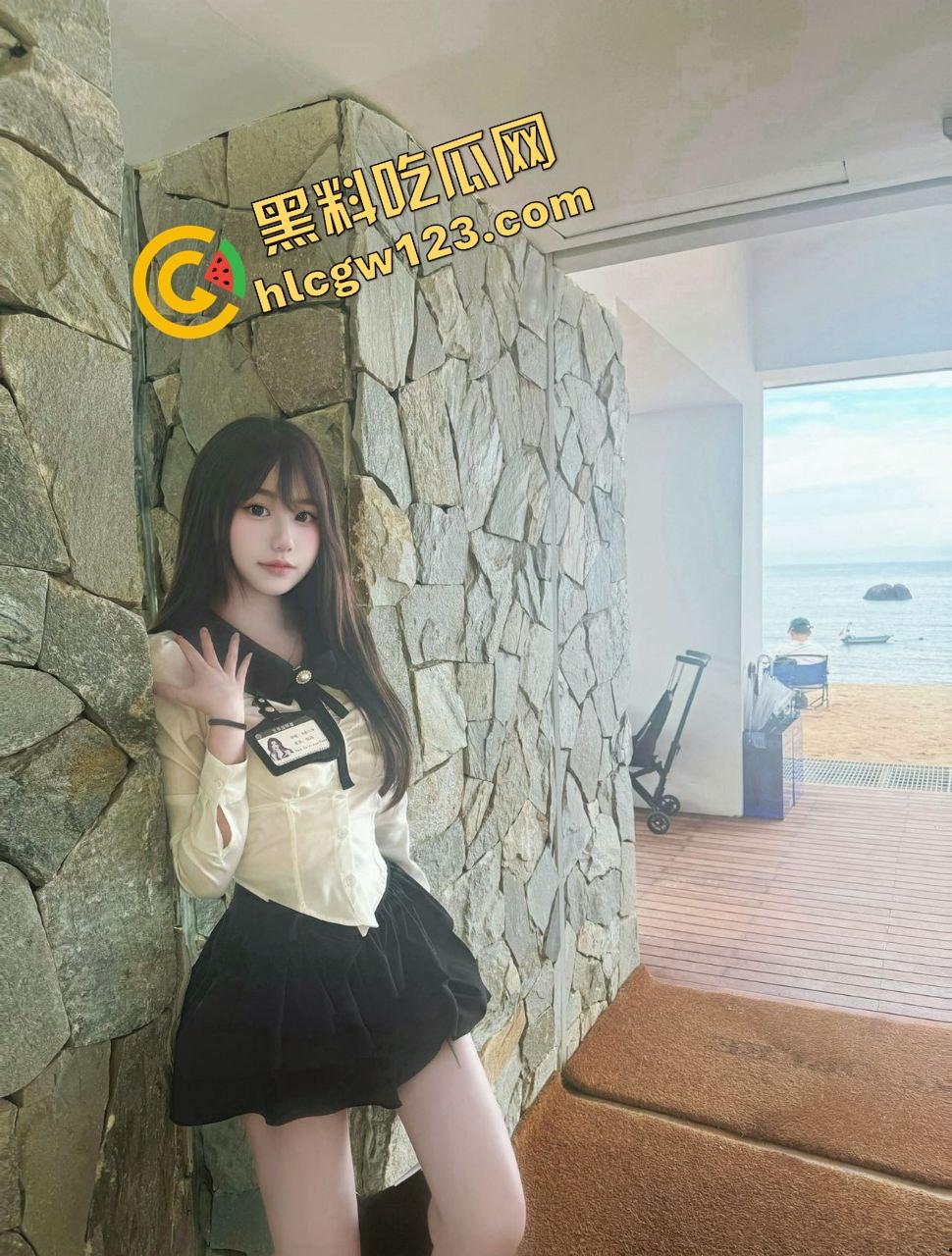 小仙女反向遛狗现场曝光，项圈戴自己脖子上被狗拽着跑，香菜生吃配狗粮，真把自己当狗了？-5