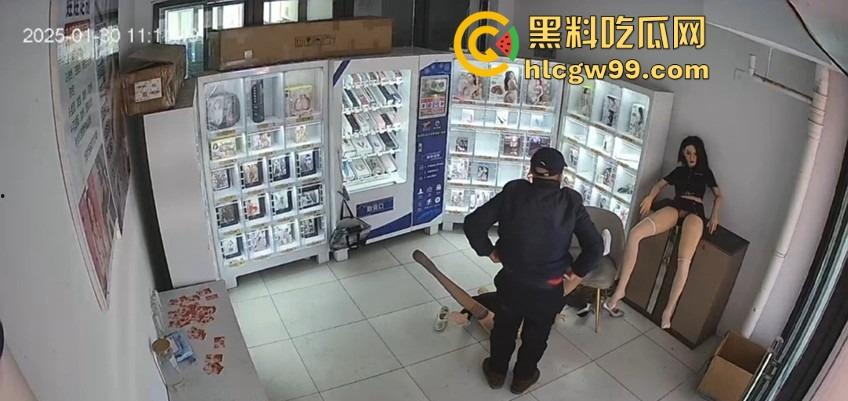 老群友情趣用品店现场试操充气娃娃，白丝不行就要黑丝，捣了几下才发现干操太疼，忘搞润滑油鸡儿磨破皮！-5