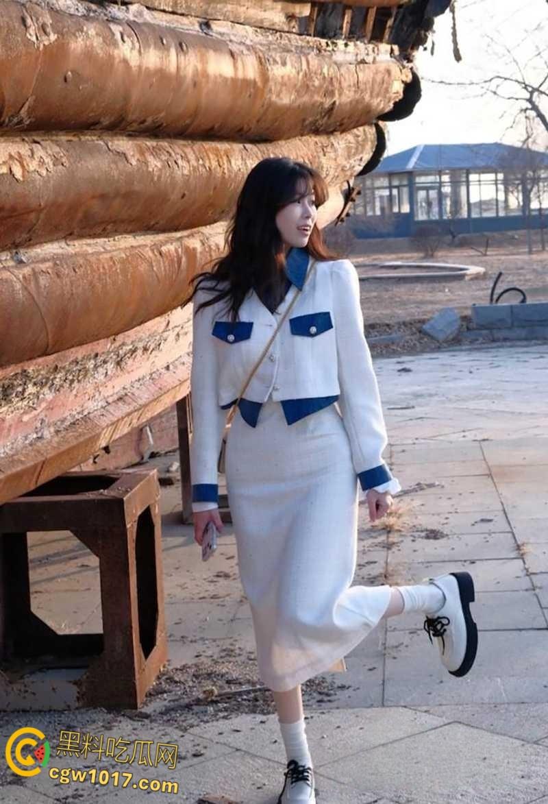 青岛新婚少妇【罗薇薇】老公出差刚走,约炮前男友家中情趣性爱,看着婚纱照操黑丝人妻,玩的不是一般的花!-1