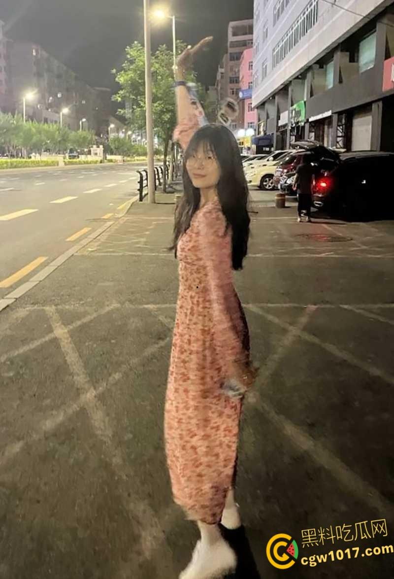 青岛新婚少妇【罗薇薇】老公出差刚走,约炮前男友家中情趣性爱,看着婚纱照操黑丝人妻,玩的不是一般的花!-2