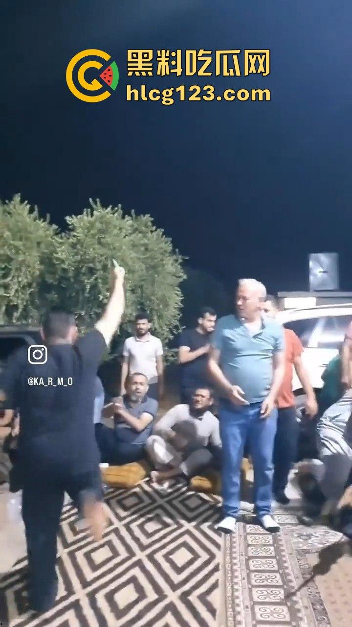 印度阿三庆祝跳舞开枪两不误！咖喱哥沙漠之鹰上手，仿佛漫游枪手开大招，老外看傻眼！-10