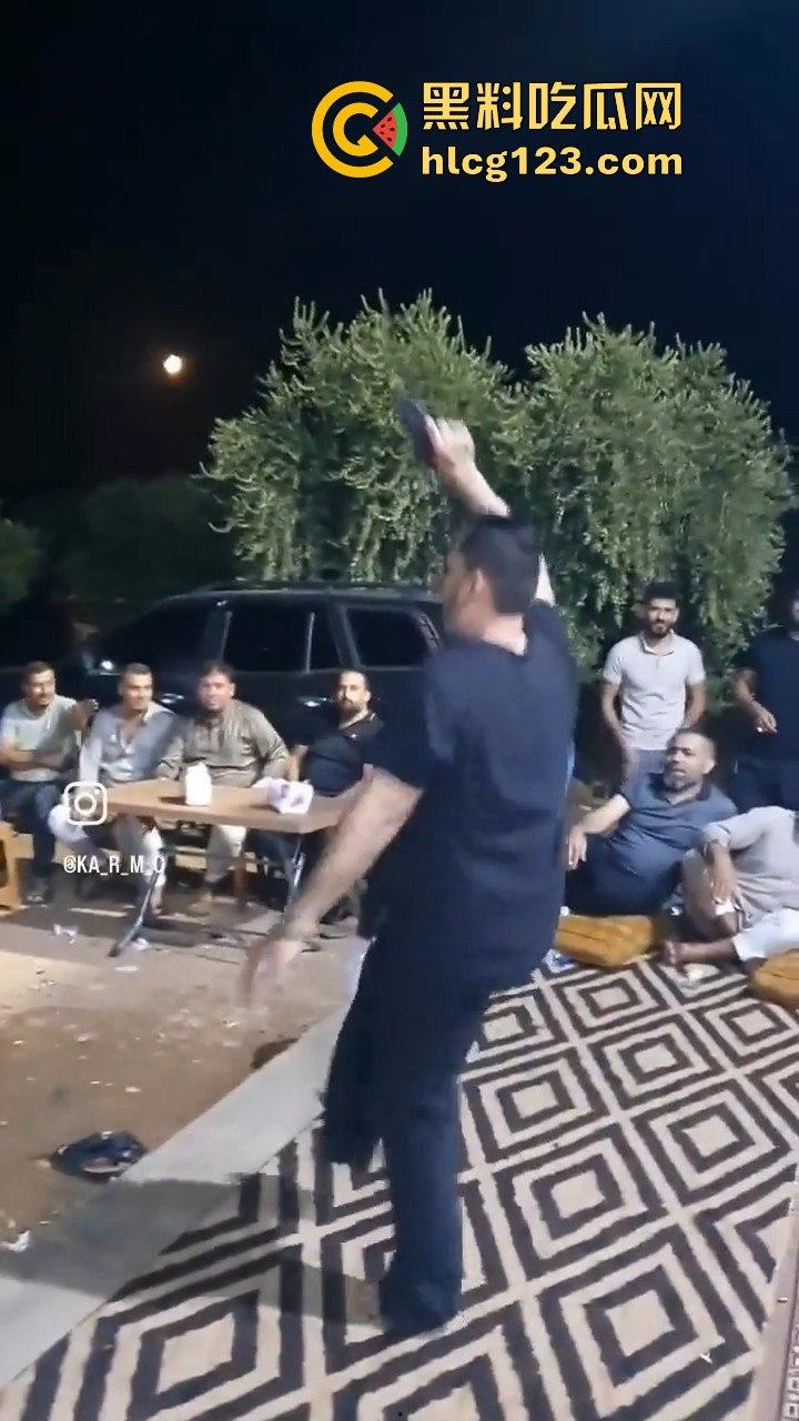 印度阿三庆祝跳舞开枪两不误！咖喱哥沙漠之鹰上手，仿佛漫游枪手开大招，老外看傻眼！-12