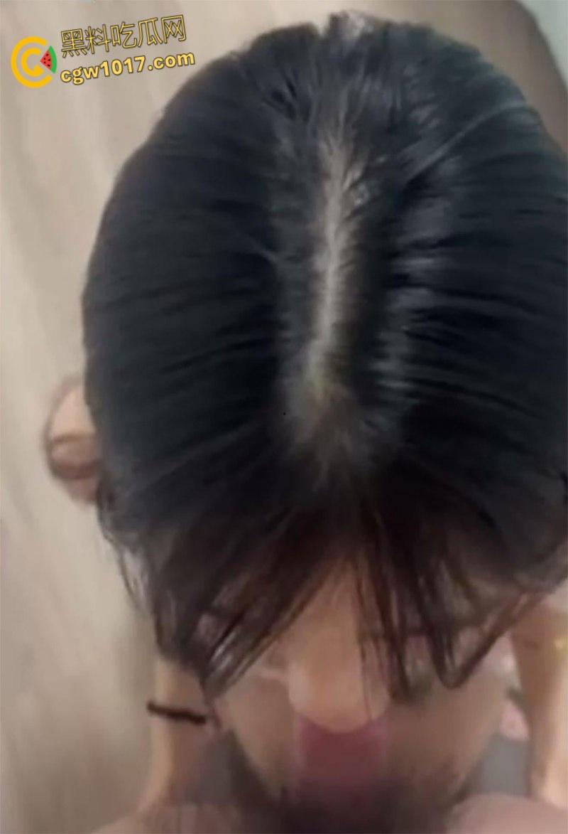 青岛新婚少妇【罗薇薇】老公出差刚走,约炮前男友家中情趣性爱,看着婚纱照操黑丝人妻,玩的不是一般的花!-6