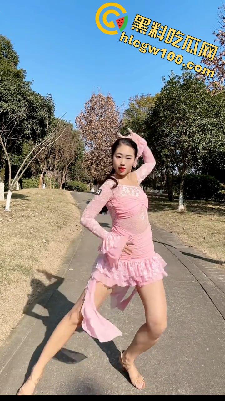 抖音6.8W粉【屿菲】付费定制脱衣裸舞道具抽插自慰,不愧是舞蹈主播花样就是多-3