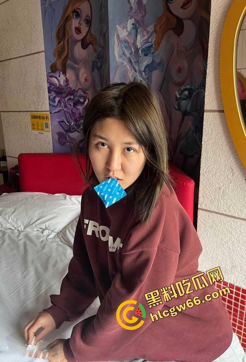 郑州美女DJ【吴曼嘉 】开房全程被操爆无套内射，小穴无毛浓精横流，渣男边操边骂她是浪狗！-5