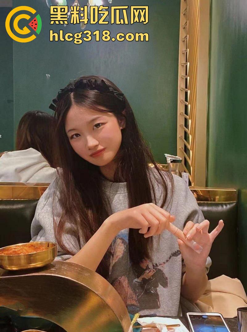 屌丝的女神富人的母狗，长腿校花【李慧子】，成为富二代脚下的淫骚母狗，酒店性爱自拍流出！-2