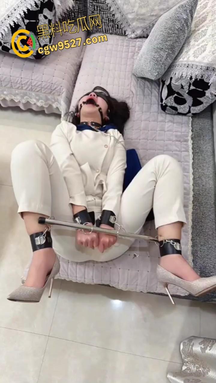 M属性的母狗姐姐正收拾屋子，强推捆绑蒙眼调教，弟弟坚硬肉棒对着肥美翘臀疯狂输出，操得姐姐潮喷不止！-6