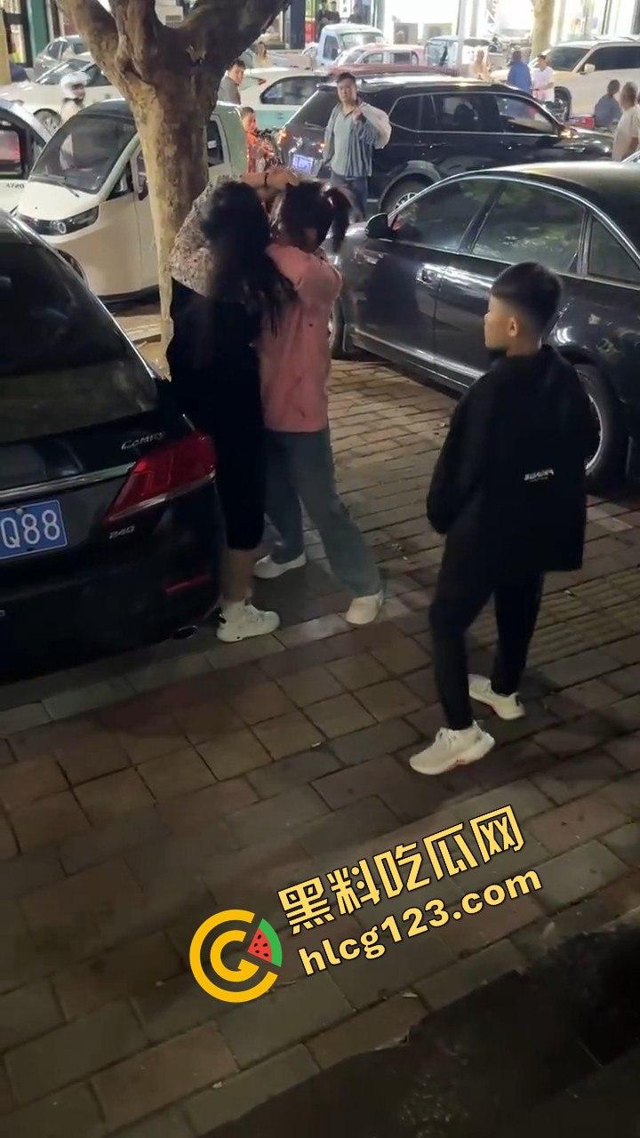 石家庄抓小三！母子联手出击，轮流暴打小三，这儿子没白养！-4