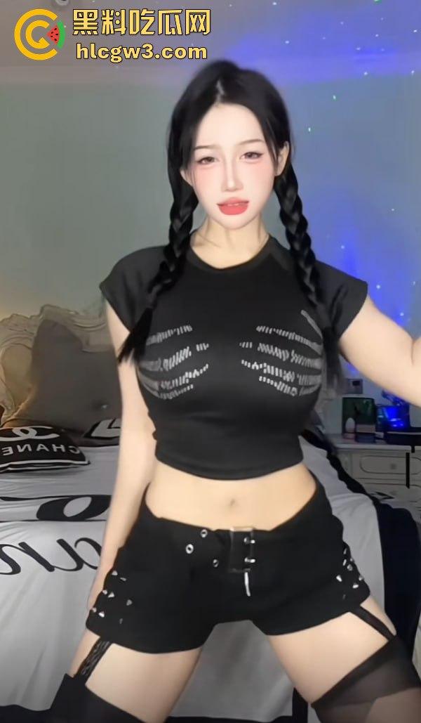 抖音主播『李大嘴儿』大哥重金定制甩奶擦边视频曝光，骚比带口罩狂抖巨奶，黑丝豹纹丁字裤口罩挡不住！-6