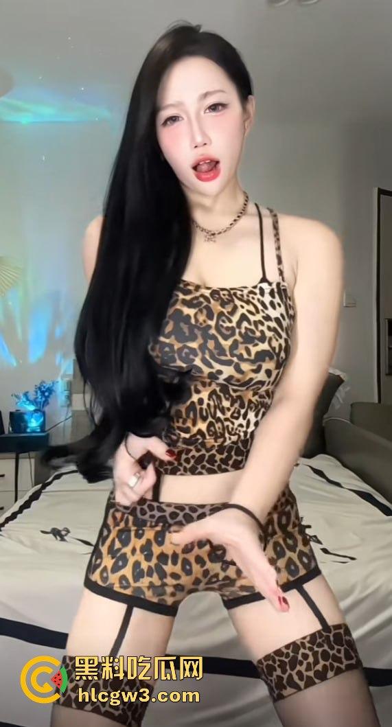 抖音主播『李大嘴儿』大哥重金定制甩奶擦边视频曝光，骚比带口罩狂抖巨奶，黑丝豹纹丁字裤口罩挡不住！-15