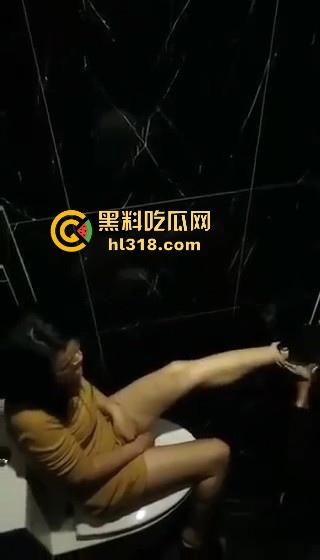 酒吧厕所激情舔逼！高大小男模埋头苦干，把少妇舔的淫水直流，腿夹着头都不想松开！淫荡无比！-9