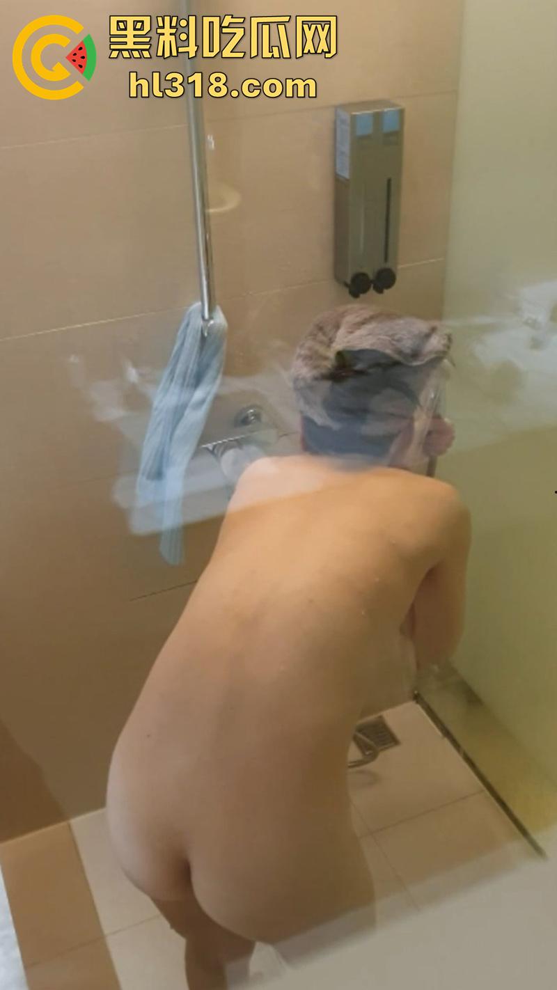 禽兽弟弟偷拍姐姐洗澡，竟然只是为了卖给色大叔，换取200块钱买游戏皮肤，这大奶肥臀还真诱人呢！-5