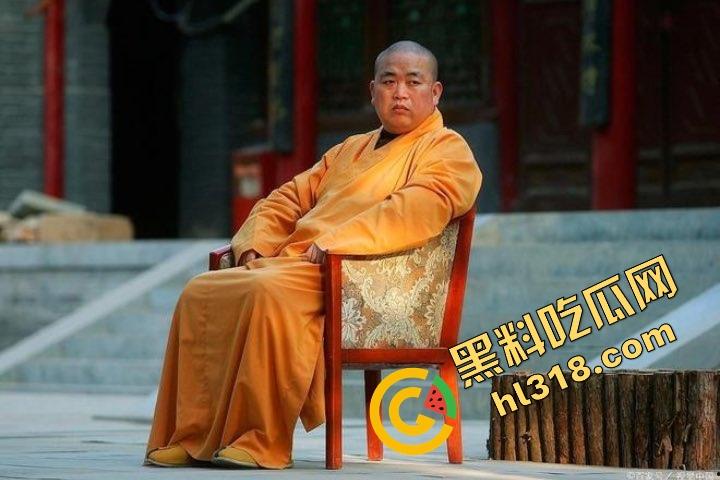 一手姑娘一手经，少林寺住持『释永信』不负如来不负卿，搂着美人念佛经，51个情人174个私生子！-11