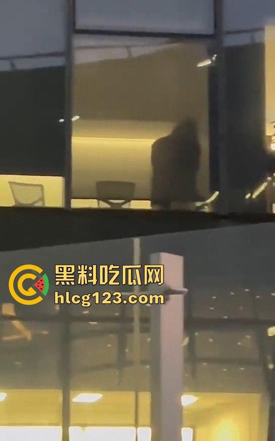 腾讯大厦38楼会议室变炮房！加班加到直接开干，楼下吃瓜群众围观全程！-10