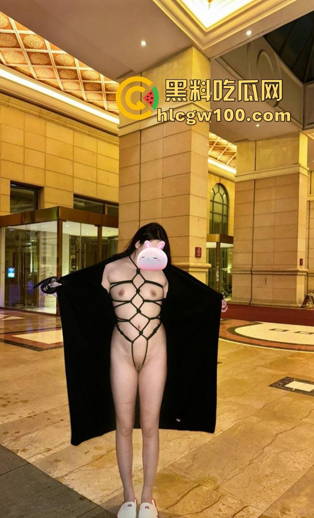 顶级人妻『曼曼奇』推特调教曝光，拳交淋尿群啪性虐，肉便器舔脚吞口水，泄欲母狗任人羞辱！-16