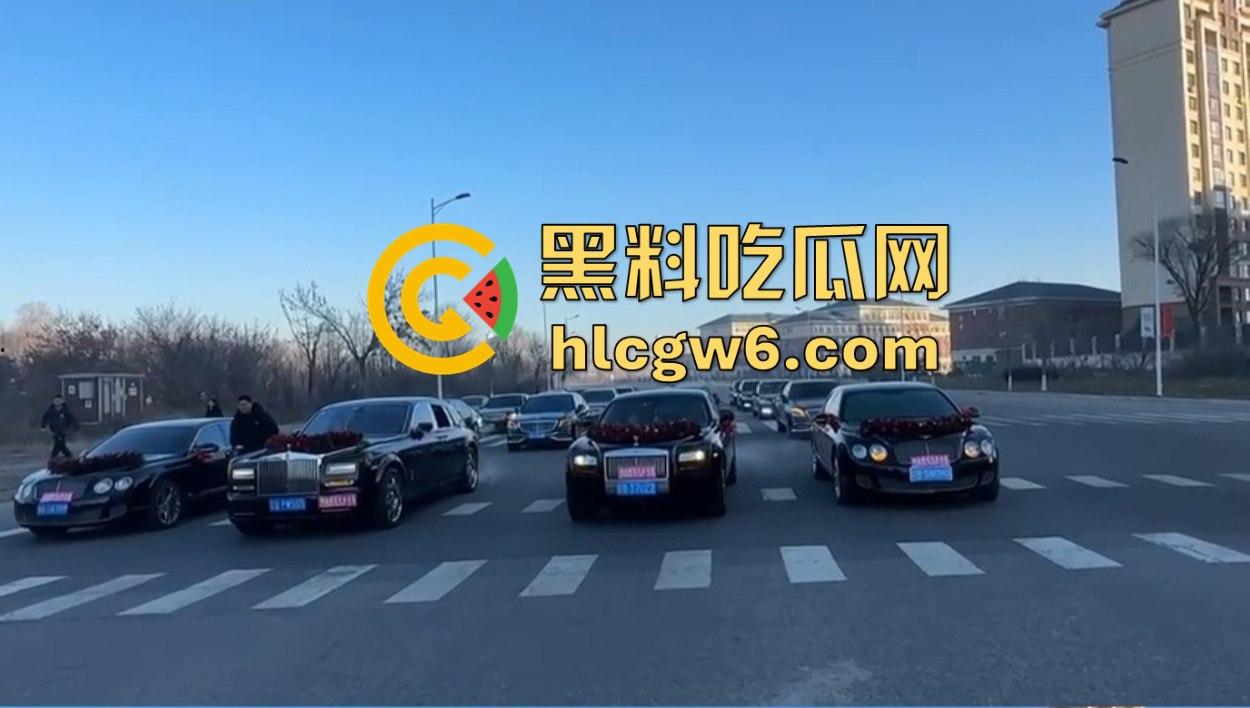 东北婚礼场面社死，前女友举标语爆料：腰是我掰的，肾是我累的，祝新娘接盘愉快！-7