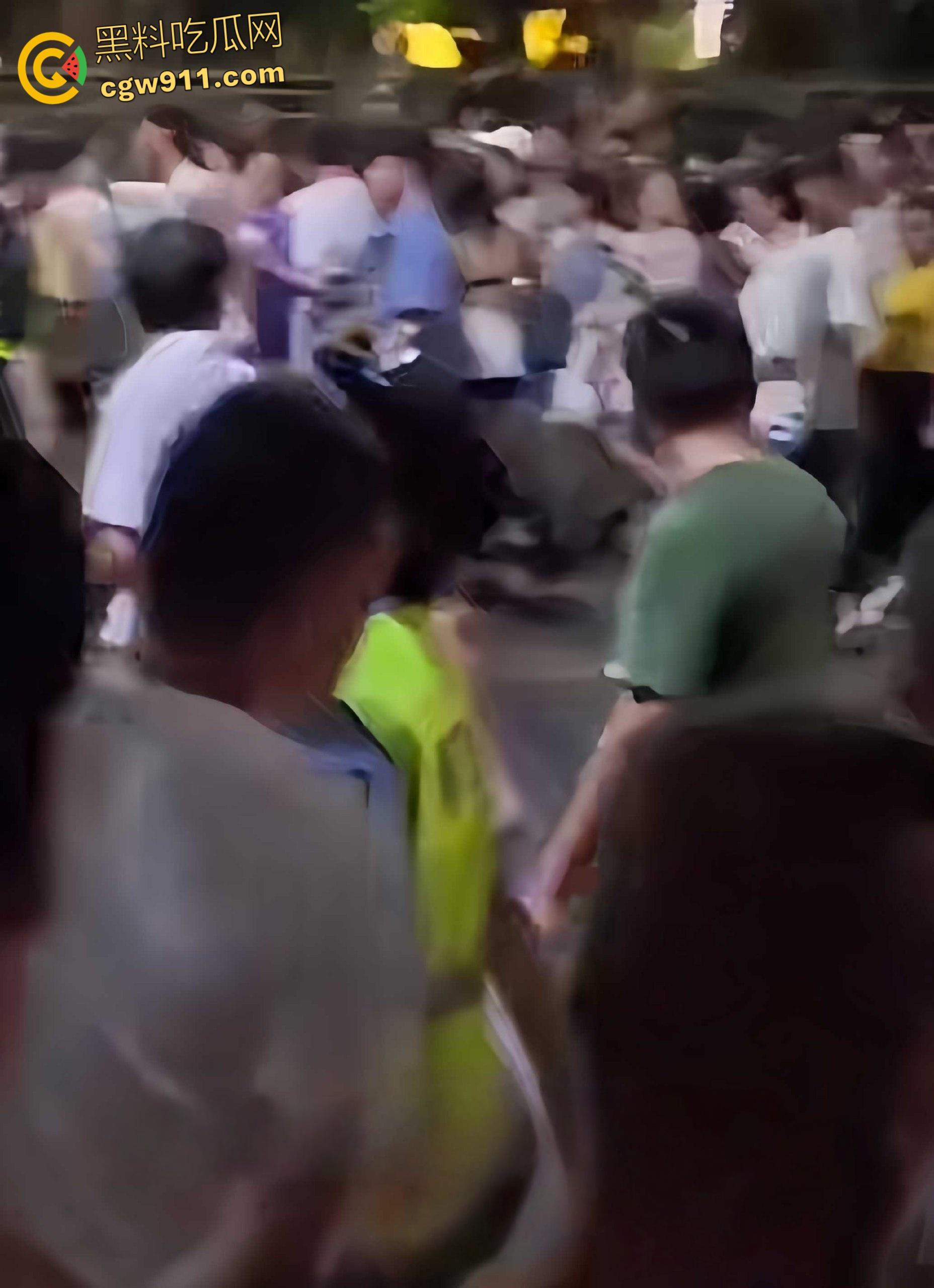 南昌乌龙事件，男子带姐姐一家看烟花不慎走散，他光膀子挥折扇喊外甥，被误认持刀被人群围剿 ！-6