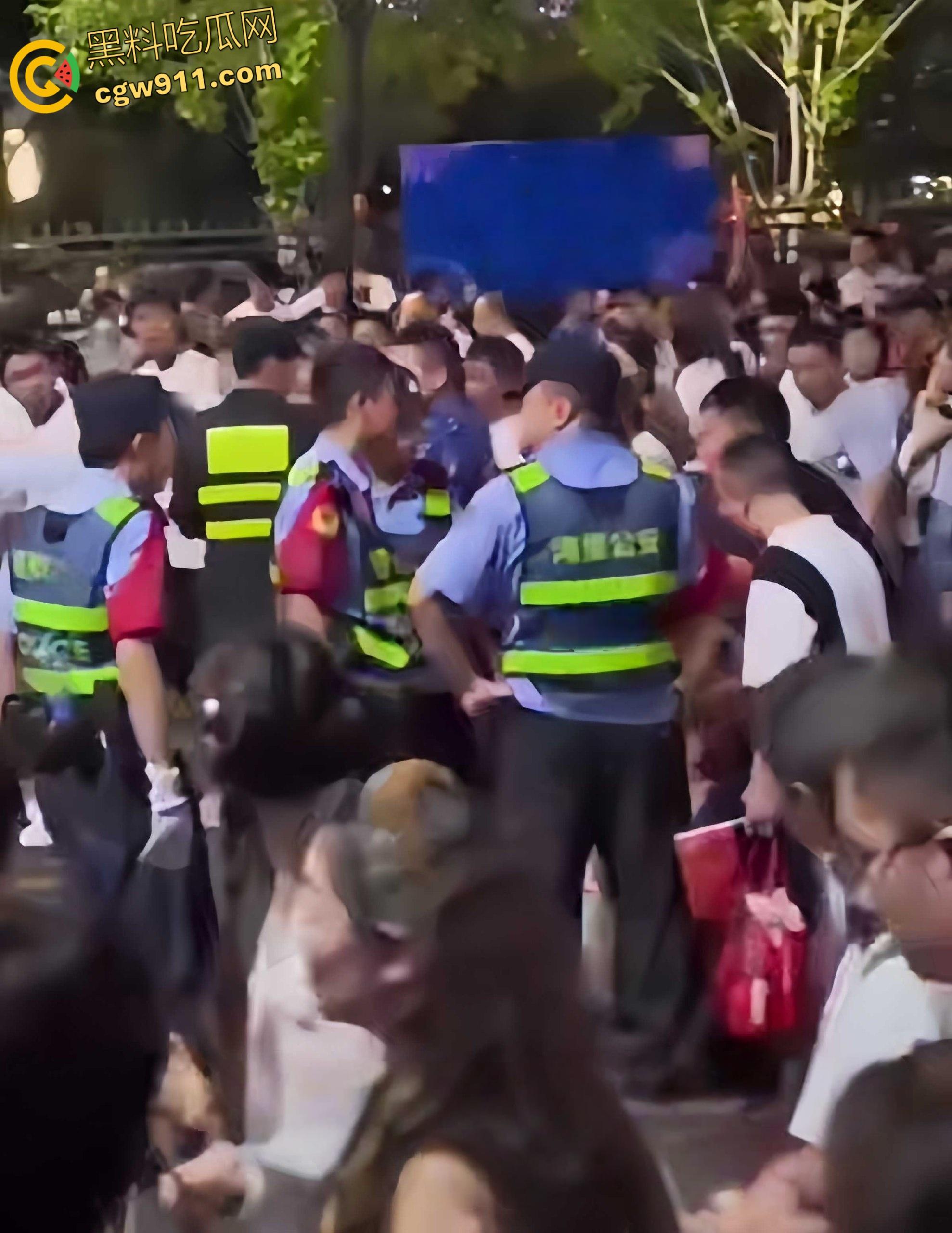 南昌乌龙事件，男子带姐姐一家看烟花不慎走散，他光膀子挥折扇喊外甥，被误认持刀被人群围剿 ！-8