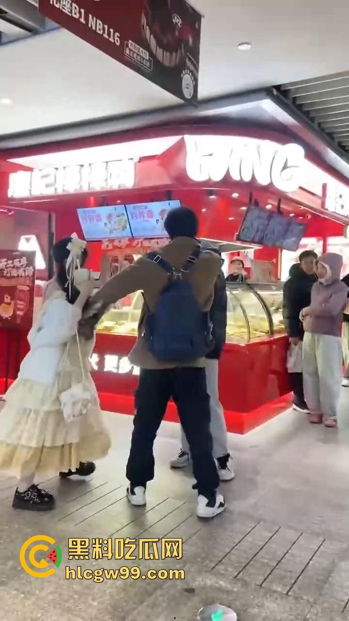 洛丽塔小仙女劈腿实锤，脚踏两只船，花着这个的钱睡着那个的，还在廖记棒棒鸭装委屈，双标程度离谱！-1