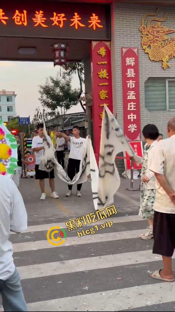 辉县市孟高中学 15岁女孩因军训意外去世 家长校门口拉横幅摆花圈!-8